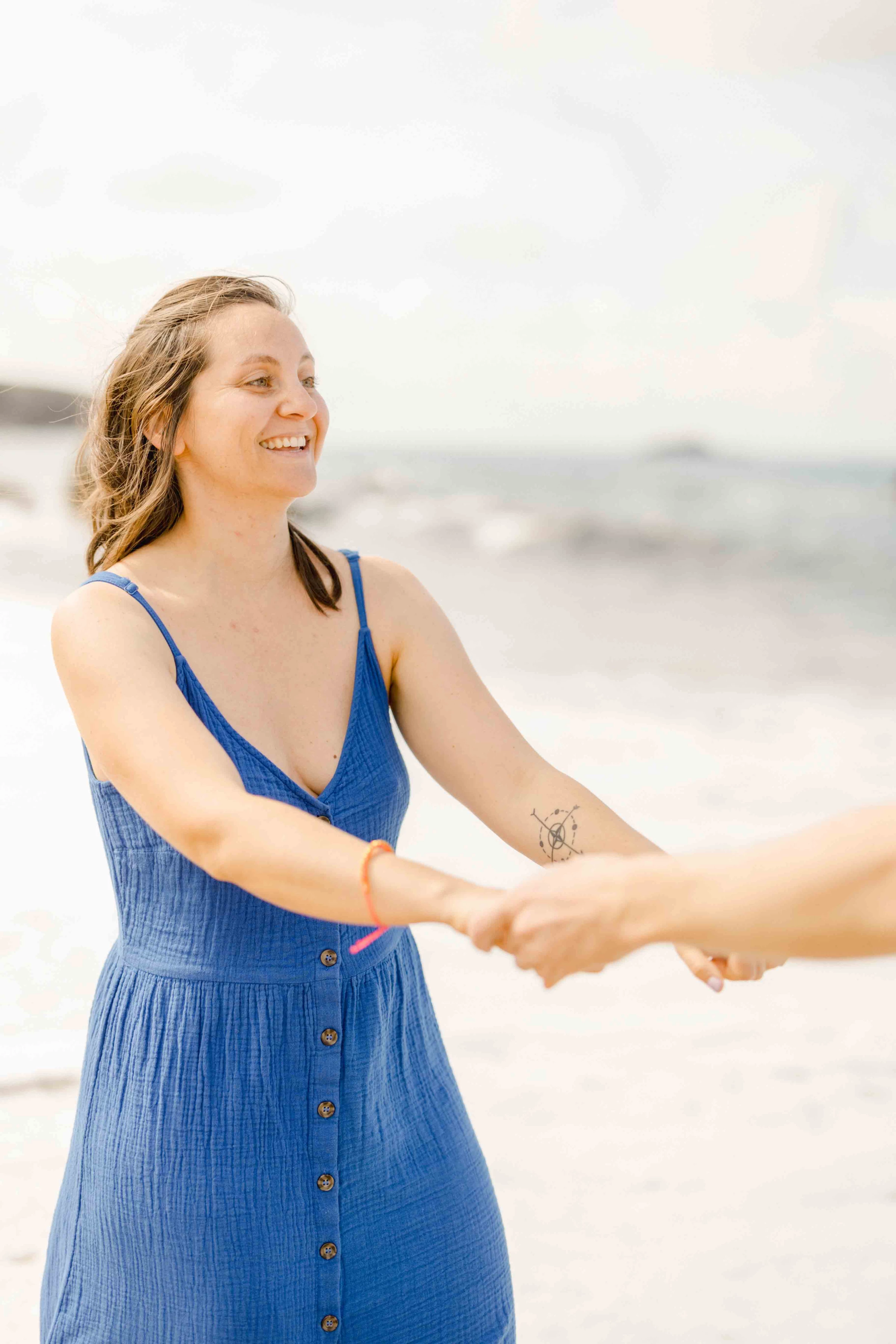 robe bonheur sourire beige gris